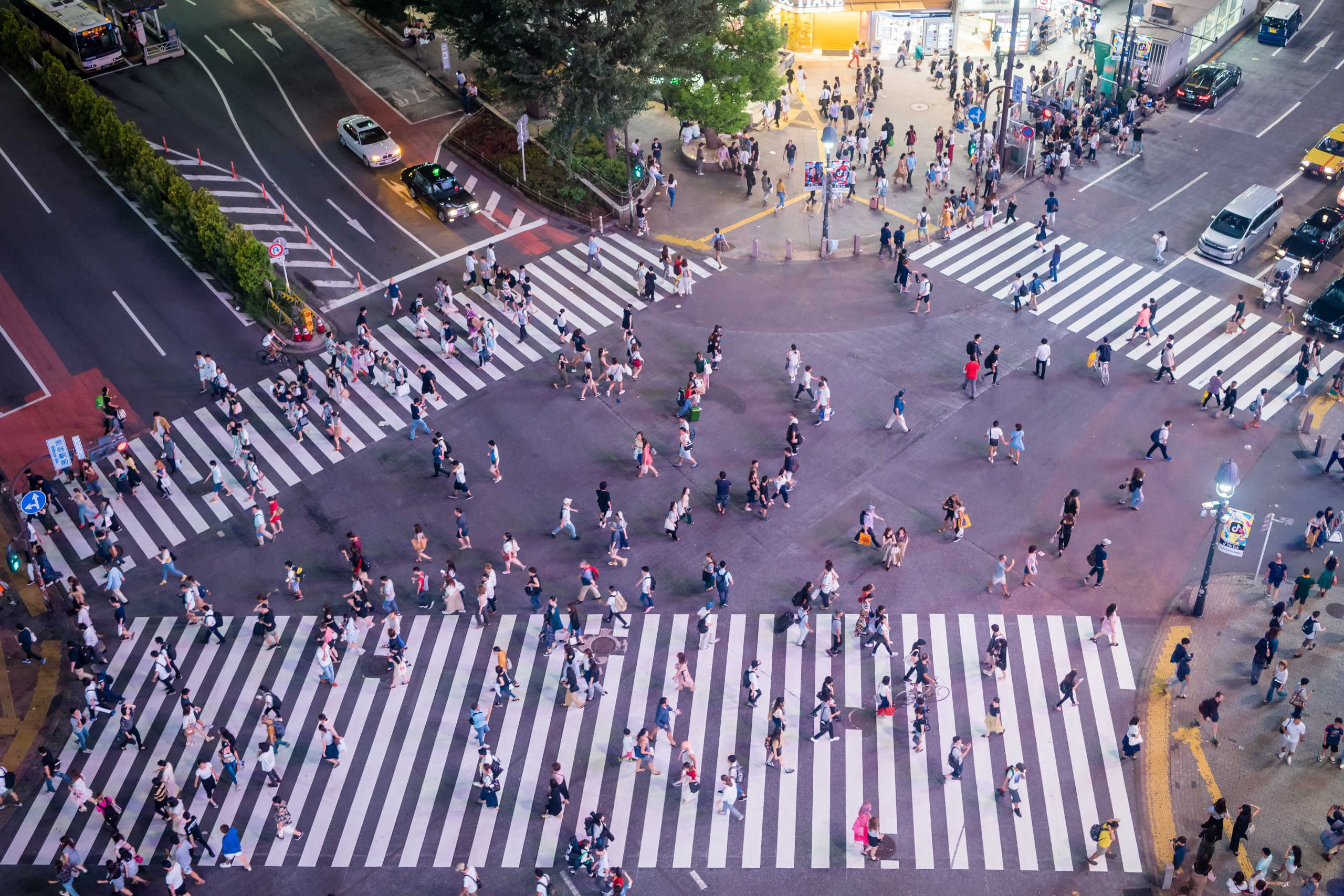 Cross roads, a lot of people in a metropolitan intersection.